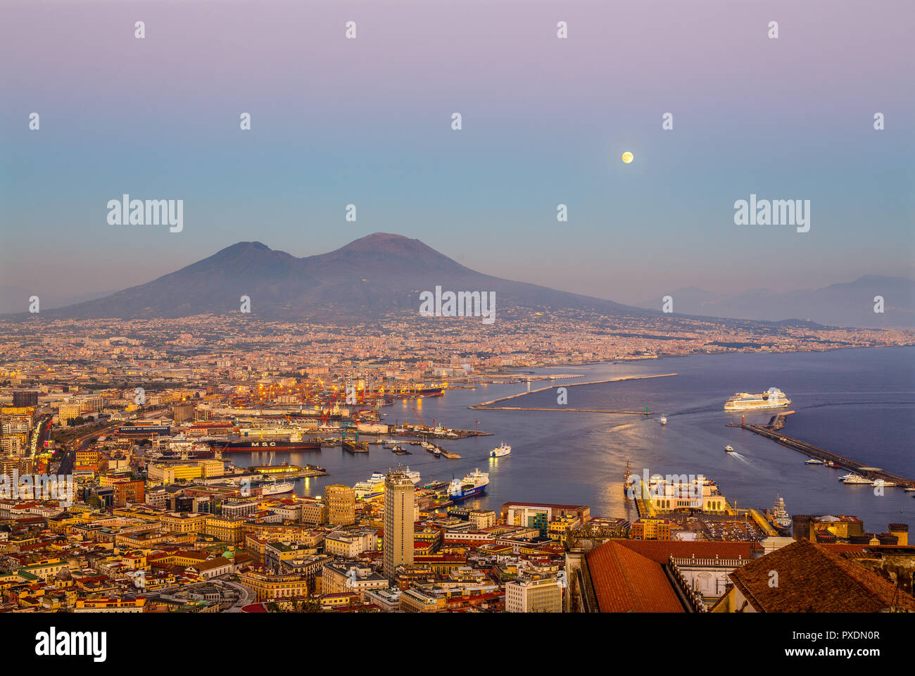 Panorama di Napoli con il Vesuvio al tramonto Foto Stock