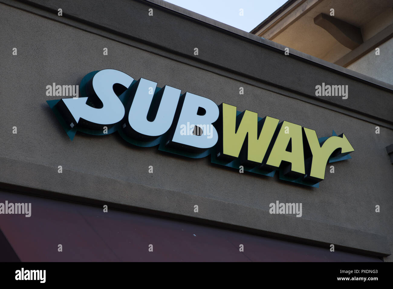Metropolitana società sandwich segno esterno e il logo di un negozio in Santa Ana, California, Stati Uniti d'America Foto Stock