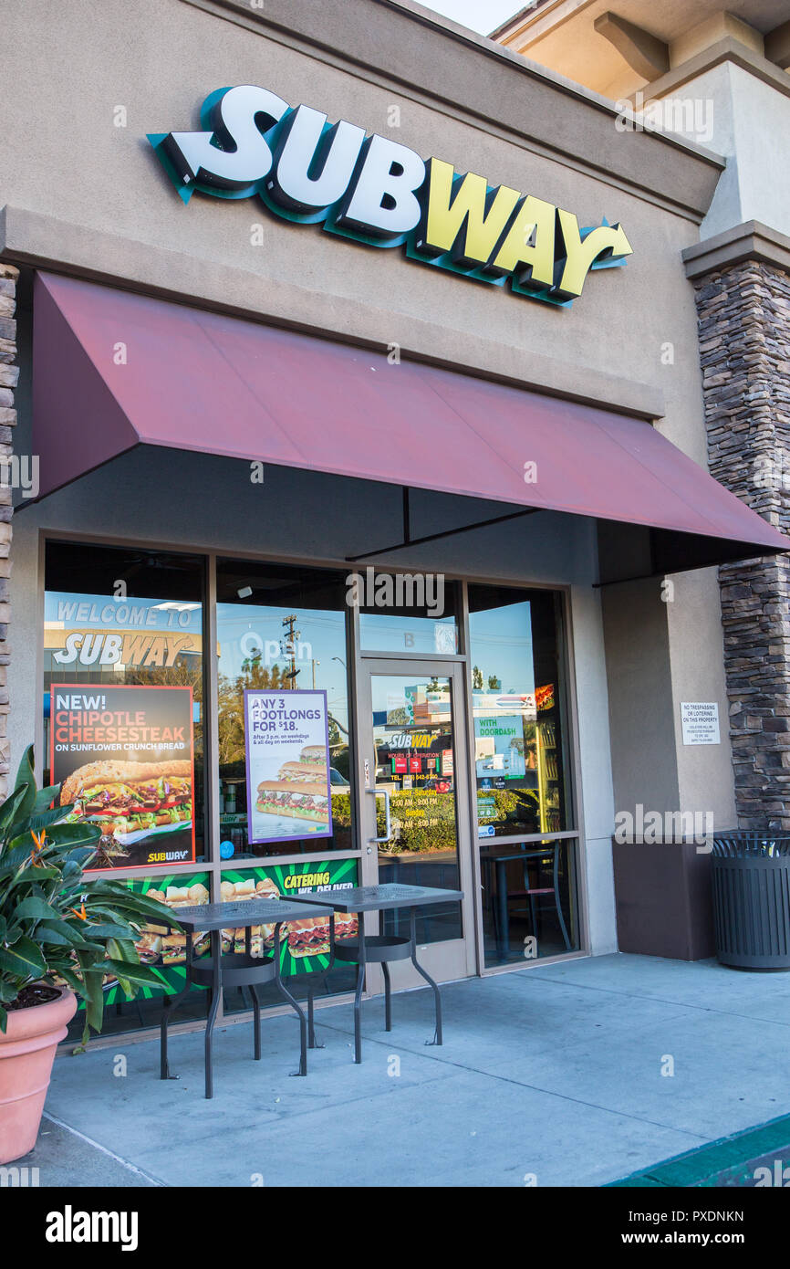 Cartello e logo della compagnia Subway sandwich su un negozio a Santa Ana, California, USA Foto Stock