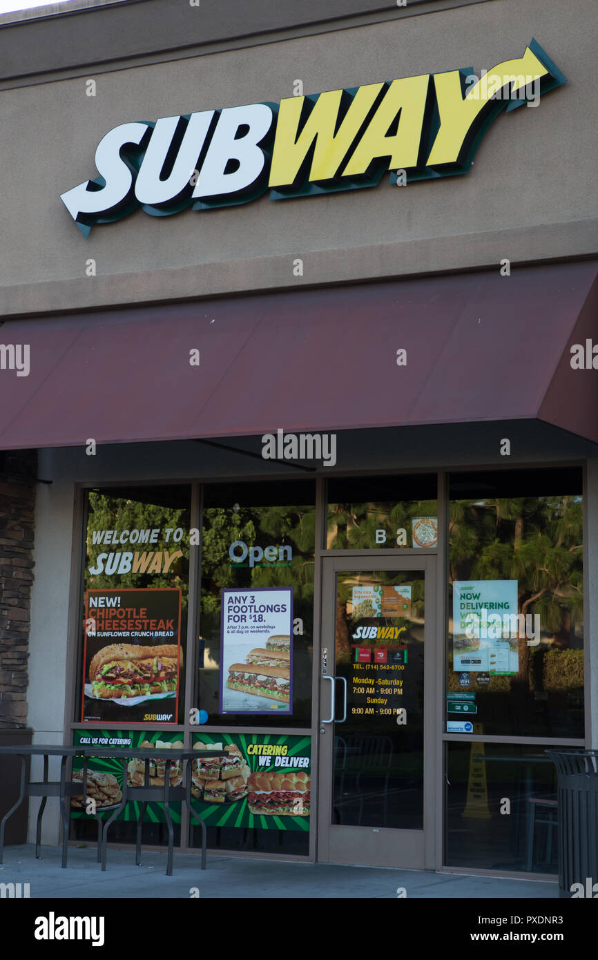 Cartello e logo della compagnia Subway sandwich su un negozio a Santa Ana, California, USA Foto Stock