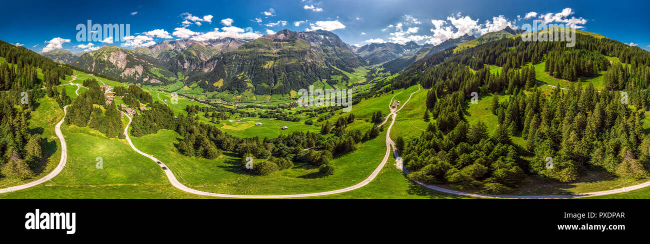 Vista aerea del villaggio di Olmo e le montagne svizzere - Piz Segnas, Piz Sardona, Laaxr Stockli da Ampachli, Glarona, Svizzera, Europa. Foto Stock