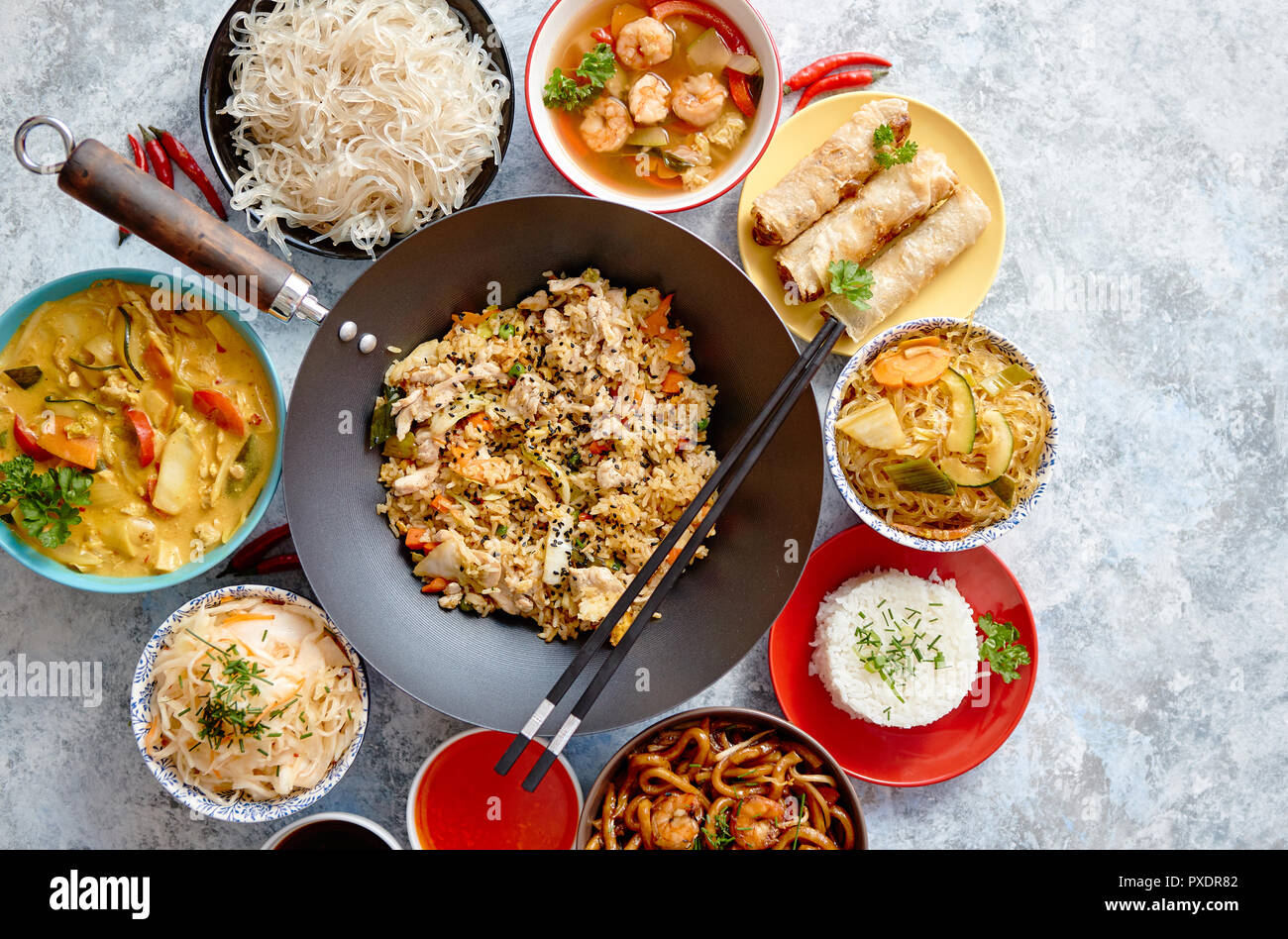 Cibo cinese set. In stile asiatico concetto alimentare composizione Foto  stock - Alamy