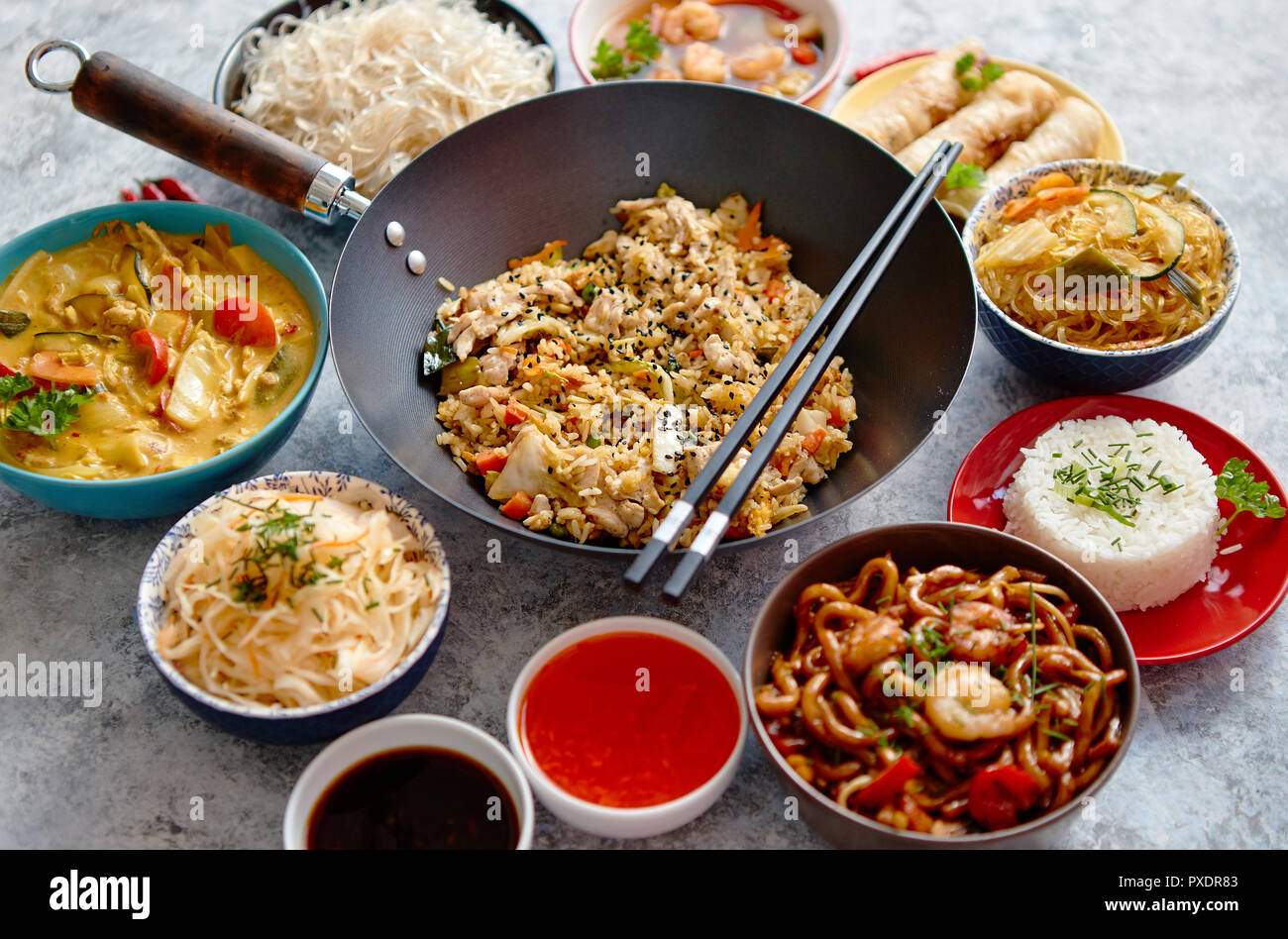 Cibo cinese set. In stile asiatico concetto alimentare composizione Foto  stock - Alamy