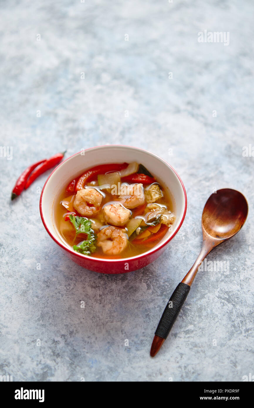 Tradizionale Tom Yum piccante zuppa tailandese con gamberetti Foto Stock