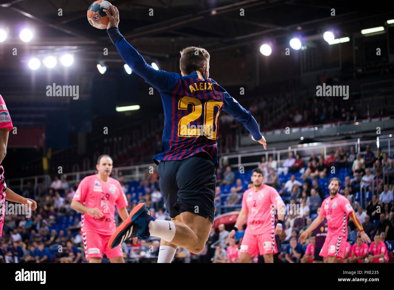 Il 21 ottobre 2018, Palau Blaugrana, Barcellona, Spagna; Liga Asobal pallamano; FC Barcelona Lassa rispetto a BM Sinfin; Aleix Gomez del FC Barcelona salto in alto Foto Stock