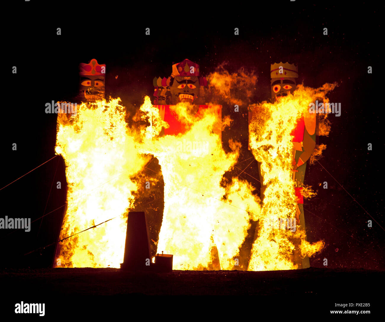 Calton Hill, Edimburgo, Scozia UK. 21 ott. 2018, presentato da Scottish Indian Arts Forum. Frequentato da centinaia di indiani Dusherra, è uno dei più grandi festival in India, si conclude con un simbolico di bruciare le effigi dei demoni per celebrare la vittoria del bene sul male. Essa commemora dieci giorni di guerra tra gli dei e demoni di migliaia di anni fa. Foto Stock