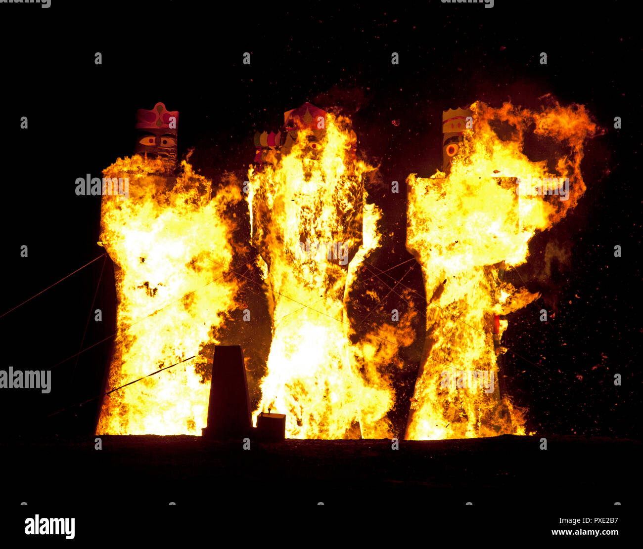 Calton Hill, Edimburgo, Scozia UK. 21 ott. 2018, presentato da Scottish Indian Arts Forum. Frequentato da centinaia di indiani Dusherra, è uno dei più grandi festival in India, si conclude con un simbolico di bruciare le effigi dei demoni per celebrare la vittoria del bene sul male. Essa commemora dieci giorni di guerra tra gli dei e demoni di migliaia di anni fa. Foto Stock