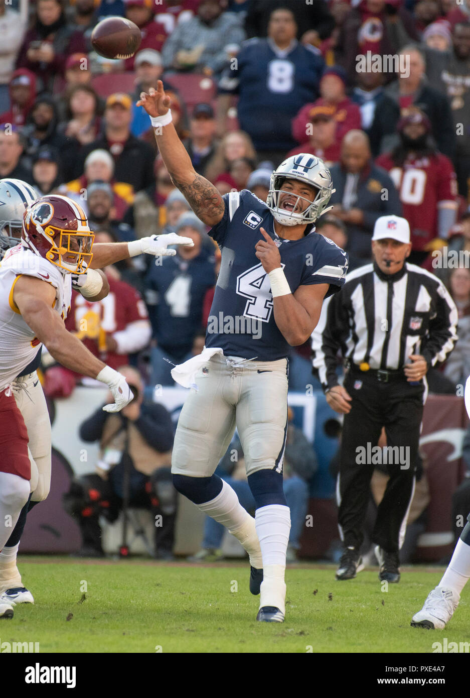 Dallas Cowboys quarterback Dak Prescott (4) rilascia un pass presto nel primo trimestre contro Washington Redskins a FedEx in campo Landover, Maryland, domenica 21 ottobre, 2018. Credito: Ron Sachs/CNP | Utilizzo di tutto il mondo Foto Stock