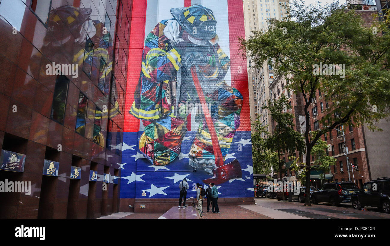 New York, New York, Stati Uniti d'America. Xxi oct, 2018. Artista brasiliano Eduardo Kobra onora i vigili del fuoco che hanno lavorato su gli attacchi dell'11 settembre è visto sull'isola di Manhattan a New York in Stati Uniti questa Domenica, 21. Credito: William Volcov/ZUMA filo/Alamy Live News Foto Stock