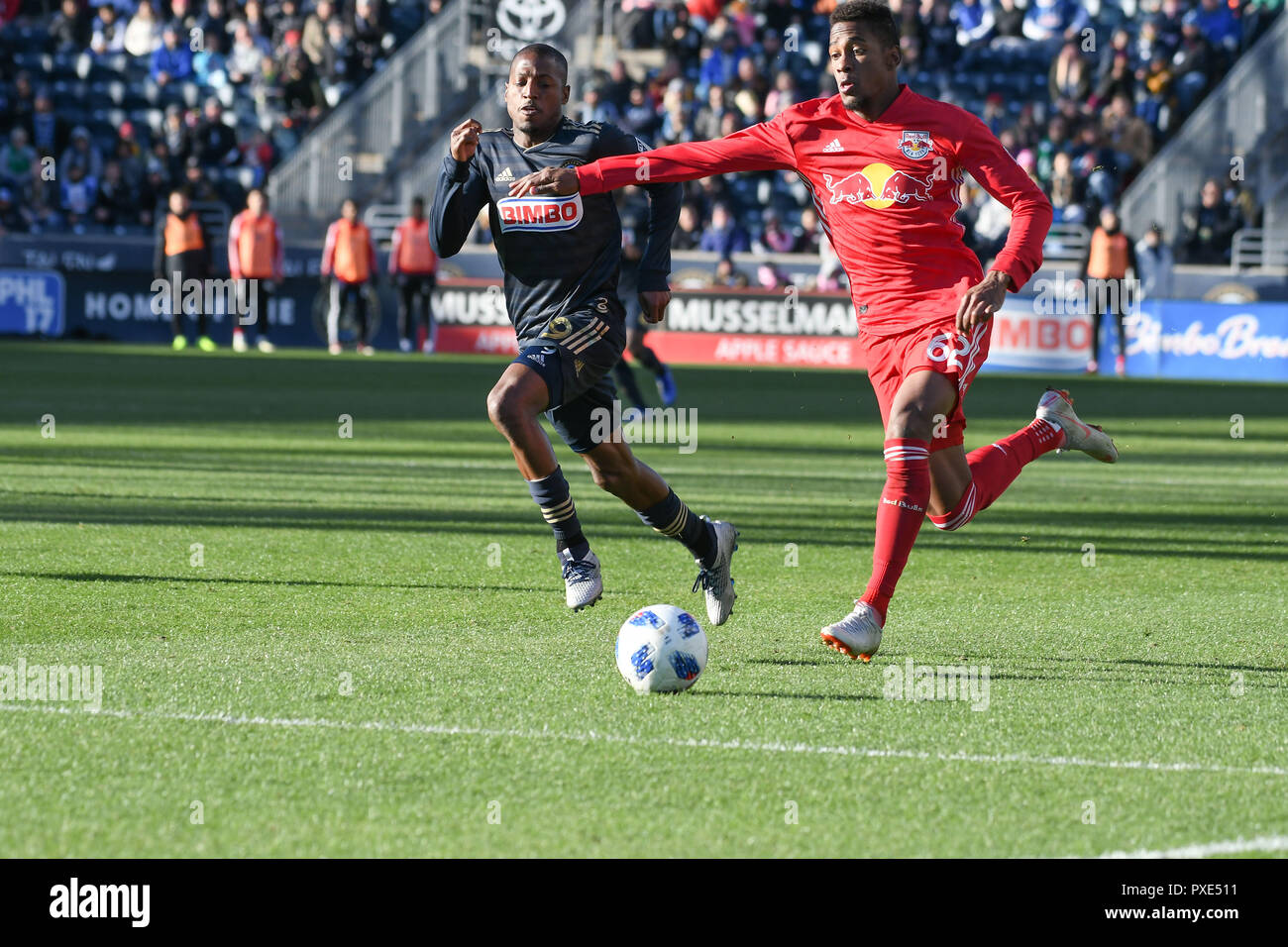 Chester, Pennsylvania, USA. Xxi oct, 2018. MICHAEL AMIR MURILLO (62) dei New York Red Bulls in azione contro Philadelphia Unione centrocampista FAFA PICAULT(9) a Talen campo di energia in Chester PA Credito: Ricky Fitchett/ZUMA filo/Alamy Live News Foto Stock