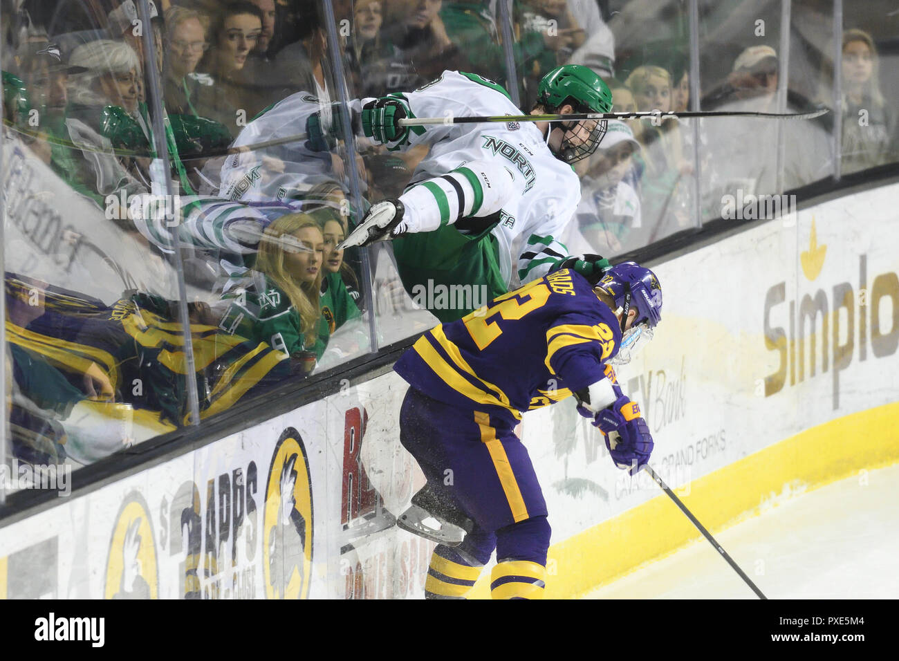 Ottobre 20, 2018 North Dakota Fighting Hawks defenceman Matt Kiersted (3) vola in alto le schede dopo essere stato verificato dalla Minnesota Membro non conformisti in avanti Dallas Gerads (22) durante uno degli uomini del NCAA college hockey gioco tra il Minnesota non conformisti e le università del Nord Dakota falchi di combattimento a Ralph Engelstad Arena di Grand Forks, ND. Il Dakota del Nord ha vinto 4-3. Foto di Russell Hons/CSM Foto Stock