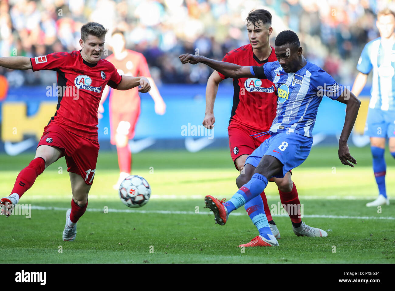 Berlino, Germania. Xxi oct, 2018. La Hertha Salomon Kalou (R) germogli durante un match della Bundesliga tra Hertha BSC e SC Friburgo, a Berlino, la capitale della Germania, il 21 ottobre 2018. La partita si è conclusa con un pareggio. Credito: Shan Yuqi/Xinhua/Alamy Live News Foto Stock