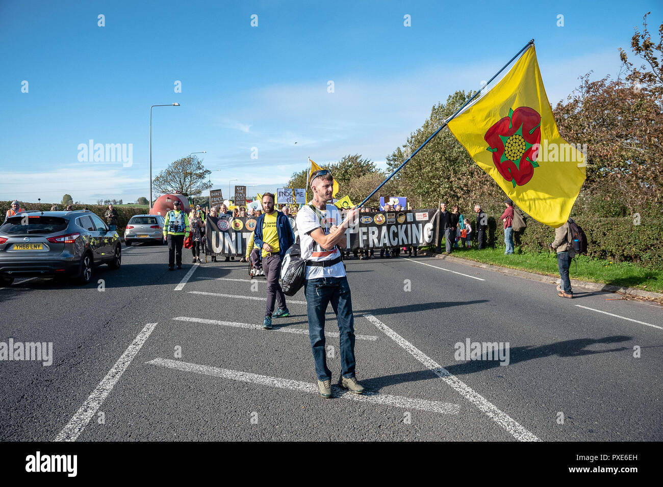 Poco Plumpton, Flyde, Lancashire, Regno Unito. Xx oct, 2018. Un manifestante è visto sventolare una bandiera all'inizio di marzo.manifestanti dal Regno Unito scese sul piccolo villaggio di Little Plumpton per protestare contro la decisione presa di recente per la Cuadrilla sito frack a Preston New Road per riprendere. Il controverso sito è stato incontrato feroce con il gioco tra i denti e la disapprovazione dai residenti locali a quelli in posizioni elevate di governo. Credito: Stewart Kirby SOPA/images/ZUMA filo/Alamy Live News Foto Stock