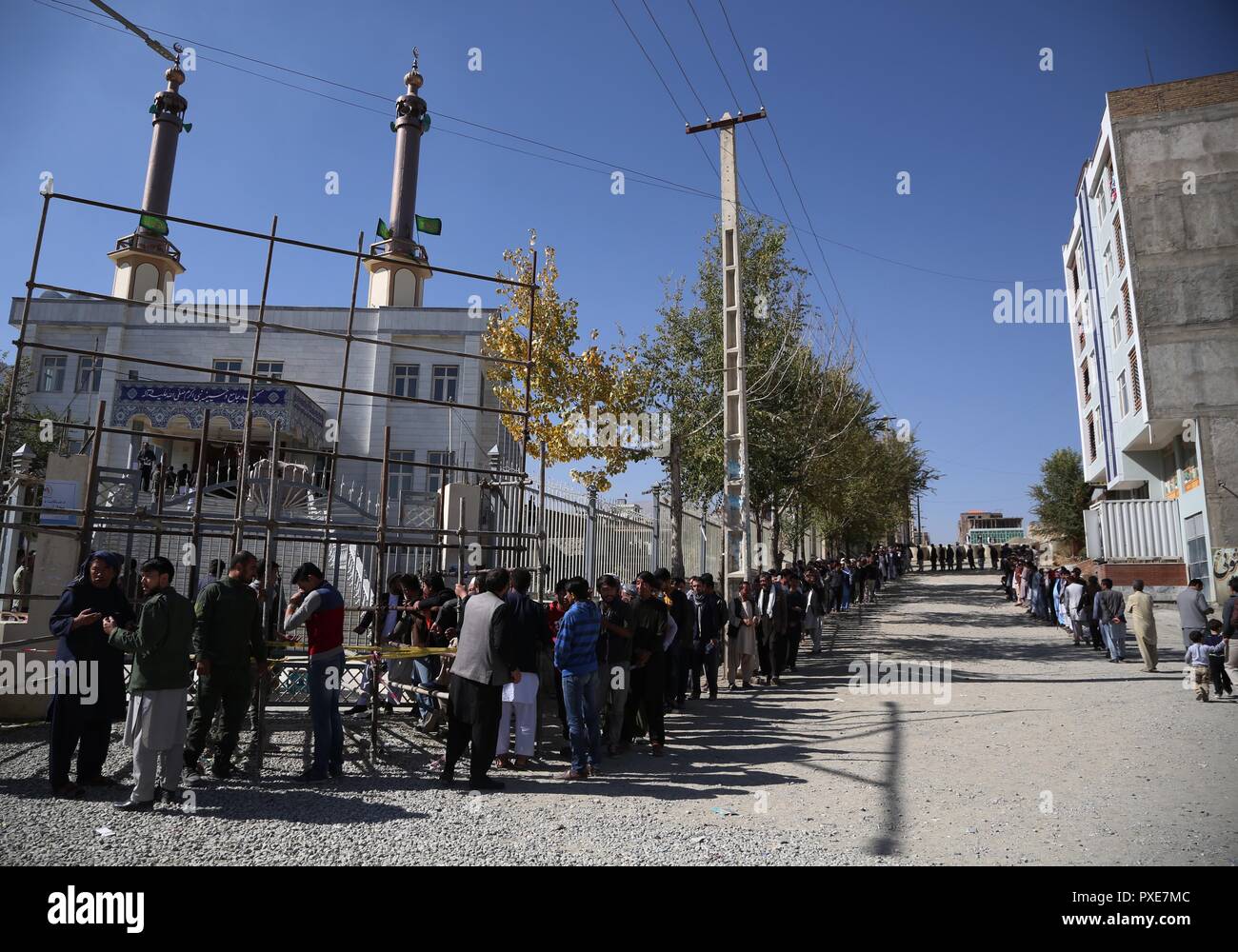 (181022) -- KABUL, Ottobre 22, 2018 (Xinhua) -- afgano attendere gli elettori a votare in un centro di polling durante le elezioni parlamentari a Kabul, capitale dell'Afghanistan, Ottobre 21, 2018. Il processo di voto di afgane elezioni parlamentari ha concluso domenica sera e lo scrutinio del conteggio continuato, il presidente della commissione elettorale indipendente ha detto. (Xinhua/Rahmat Alizadah) (zxj) Foto Stock