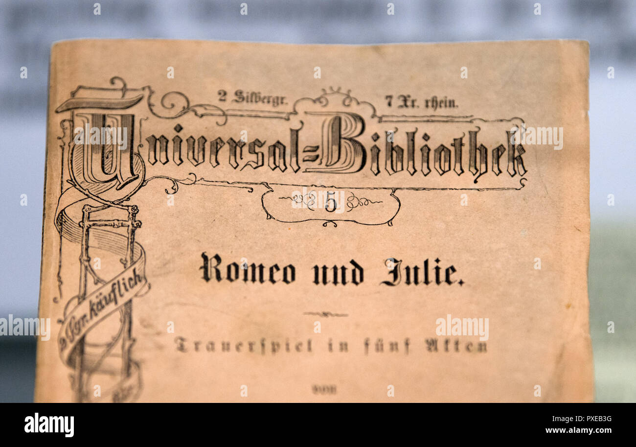 Leipzig, Germania. 22 ottobre, 2018. Il problema numero 5 della Reclam opuscoli con 'Romeo e Julie' dal 1865 può essere visto nella mostra del Museo Reclam di Lipsia. Il nuovo museo Reclam mostra più di 10.000 questioni di Lipsia e produzione di Stoccarda e sarà aperto il mercoledì. Reclam-Verlag fu fondata nel 1828 a Lipsia da Anton Philipp Reclam. Credito: Hendrik Schmidt/dpa-Zentralbild/dpa/Alamy Live News Foto Stock