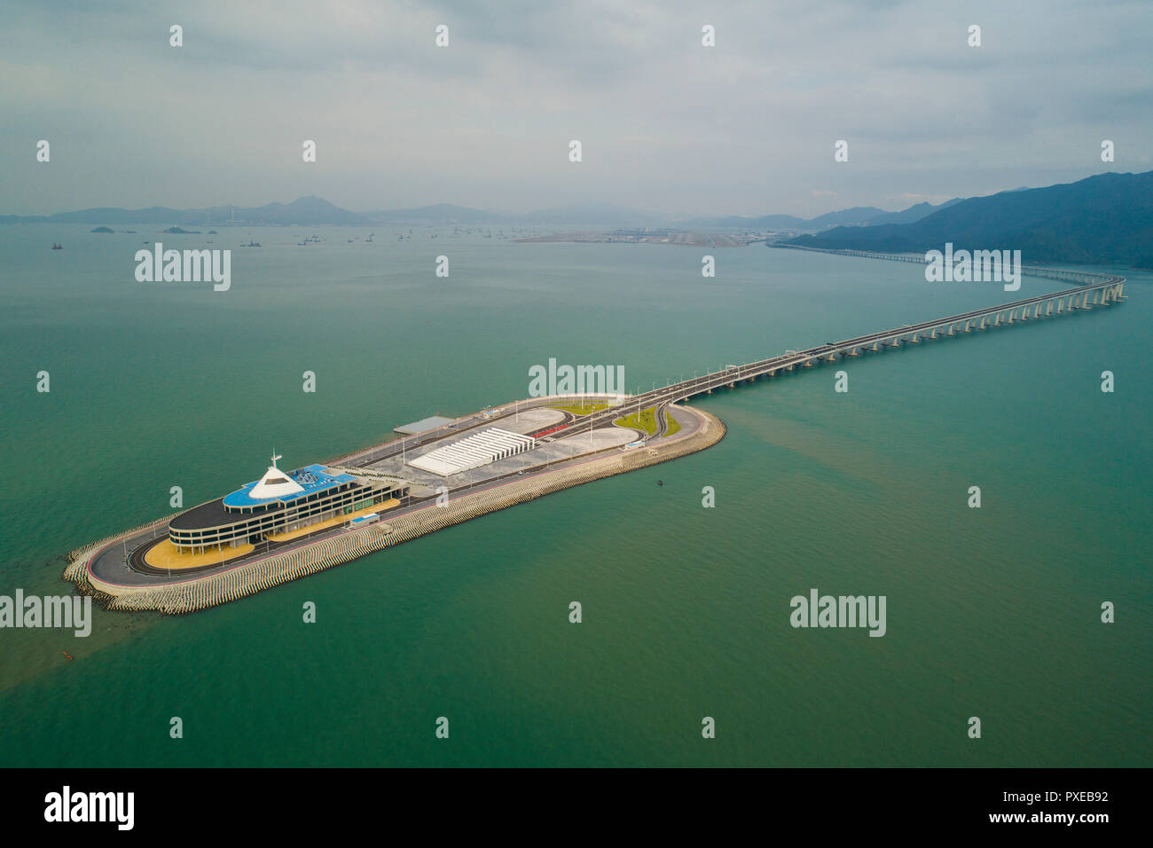 Hong Kong. Xiii oct, 2018. Aerail foto scattata su 13 Ottobre, 2018 mostra la Hong Kong sezione di Hong Kong-Zhuhai-ponte di Macao a Hong Kong, Cina del sud. La Hong Kong-Zhuhai-ponte di Macao è quello di essere ufficialmente aperto al traffico su 24 Ottobre, integrare ulteriormente le città del Pearl River Delta. Credito: Lui Siu Wai/Xinhua/Alamy Live News Foto Stock