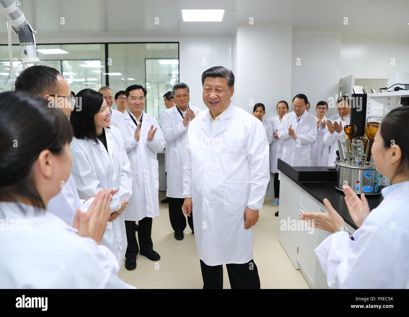 Zhuhai, la Cina della provincia di Guangdong. 22 ottobre, 2018. Il presidente cinese Xi Jinping, anche segretario generale del Partito Comunista della Cina Comitato Centrale e Presidente della Commissione militare centrale, visiti la medicina tradizionale cinese della scienza e della Tecnologia Industriale di Co-operazione tra Guangdong e Macao a Zhuhai Cina del sud della provincia di Guangdong, Ottobre 22, 2018. Xi ha fatto un giro di ispezione di Zhuhai il lunedì. Credito: Xie Huanchi/Xinhua/Alamy Live News Foto Stock