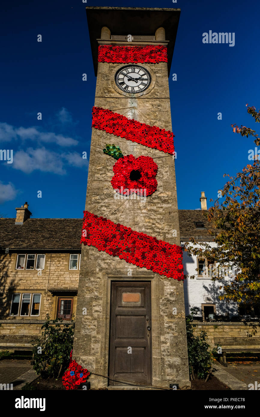 Nailsworth Gloucestershire, UK. 22 ottobre, 2018. Il Nailsworth Clock Tower è in onore di cento anni dopo la fine della prima guerra mondiale, con 10000 plus papaveri. Tutte le coltivazioni di oppio sono prodotte localmente dal popolo di Nailsworth e la zona circostante per il Giorno del Ricordo. Credito: charlie bryan/Alamy Live News Foto Stock