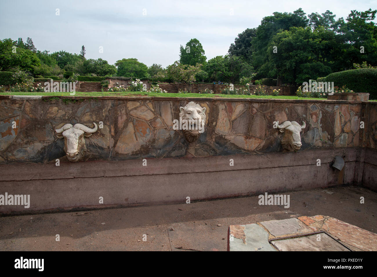 Johannesburg, Sud Africa, 22 ottobre, 2018. La dichiarazione di Johannesburg Giardino Botanico, un pubblico giardino di rose, è visibile su un parzialmente nuvoloso lunedì pomeriggio. È ancora a secco di Johannesburg, nonostante le recenti piogge. L'acqua scultorea caratteristiche sono in esecuzione sul vuoto, mentre rose e prati di questi giardini storici sono abbeverati. La città, insieme a gran parte del Sud Africa, è affetto da una prospettiva a lungo termine arretrato di guasti alle infrastrutture. Credito: Eva-Lotta Jansson/Alamy Live News Foto Stock