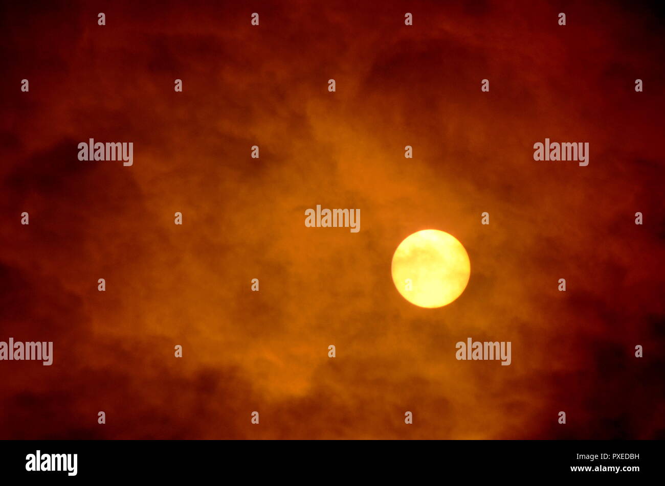 Il sole che filtra attraverso le nubi di scontornamento. Foto Stock