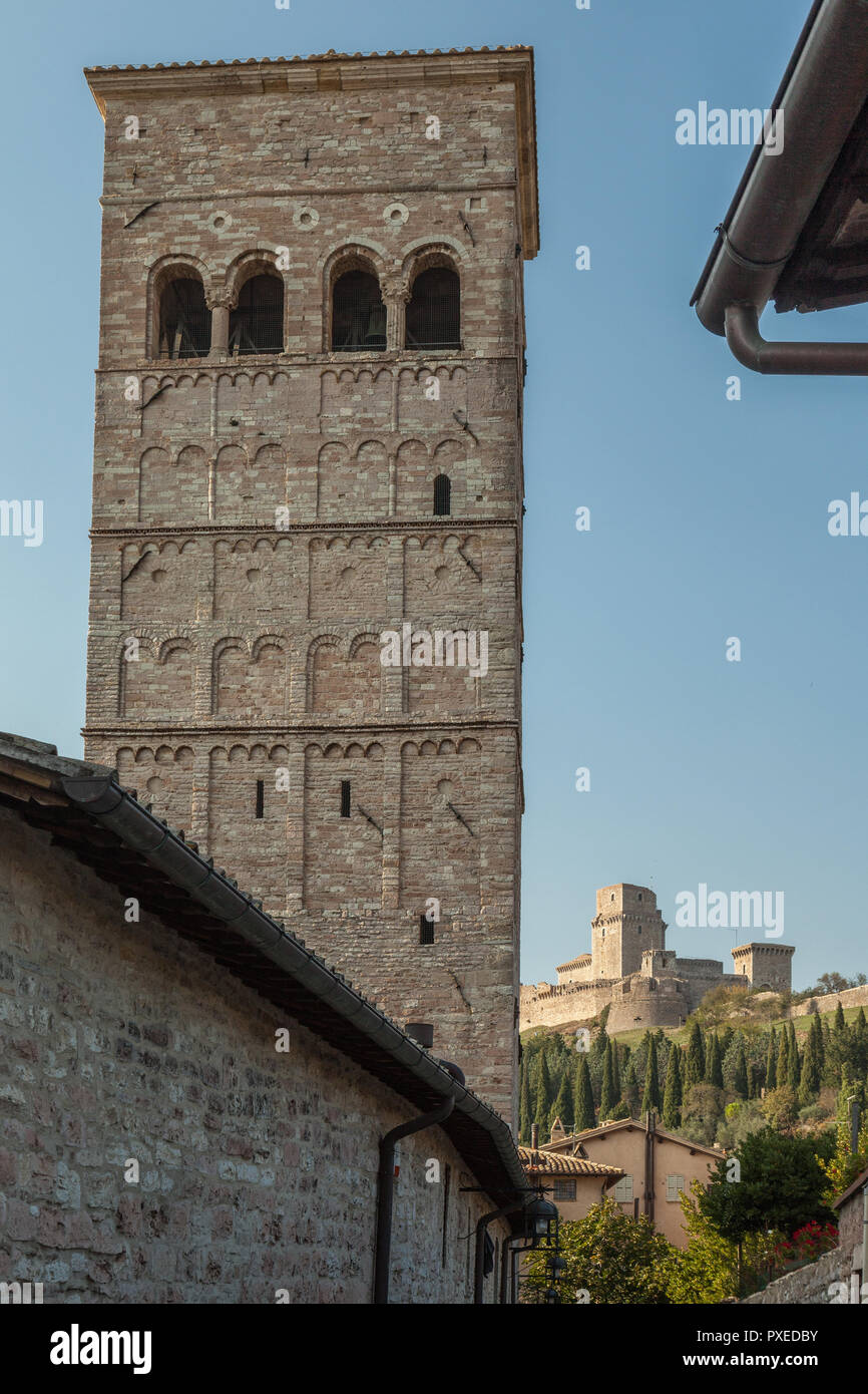 San Rufino torre campanaria con la Rocca maggiore , Assisi, Perugia, Umbria, Italia Foto Stock