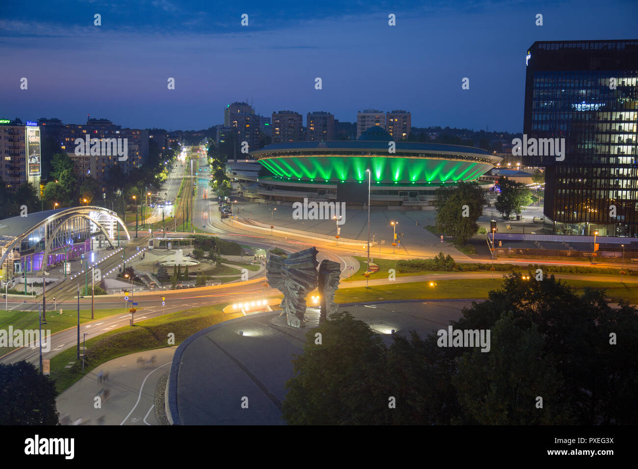 Katowice in Polonia: accesa sala multiuso Spodek costruito nella forma di un disco volante nei primi anni Settanta del XX secolo. Il punto di riferimento Foto Stock