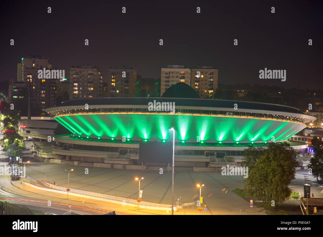 Katowice in Polonia: accesa sala multiuso Spodek costruito nella forma di un disco volante nei primi anni Settanta del XX secolo. Il punto di riferimento Foto Stock