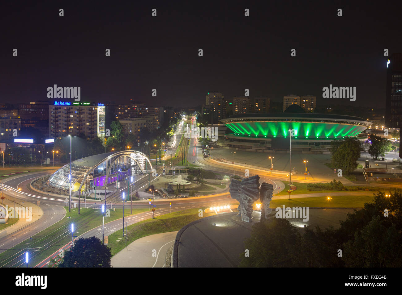 Katowice in Polonia: accesa sala multiuso Spodek costruito nella forma di un disco volante nei primi anni Settanta del XX secolo. Il punto di riferimento Foto Stock