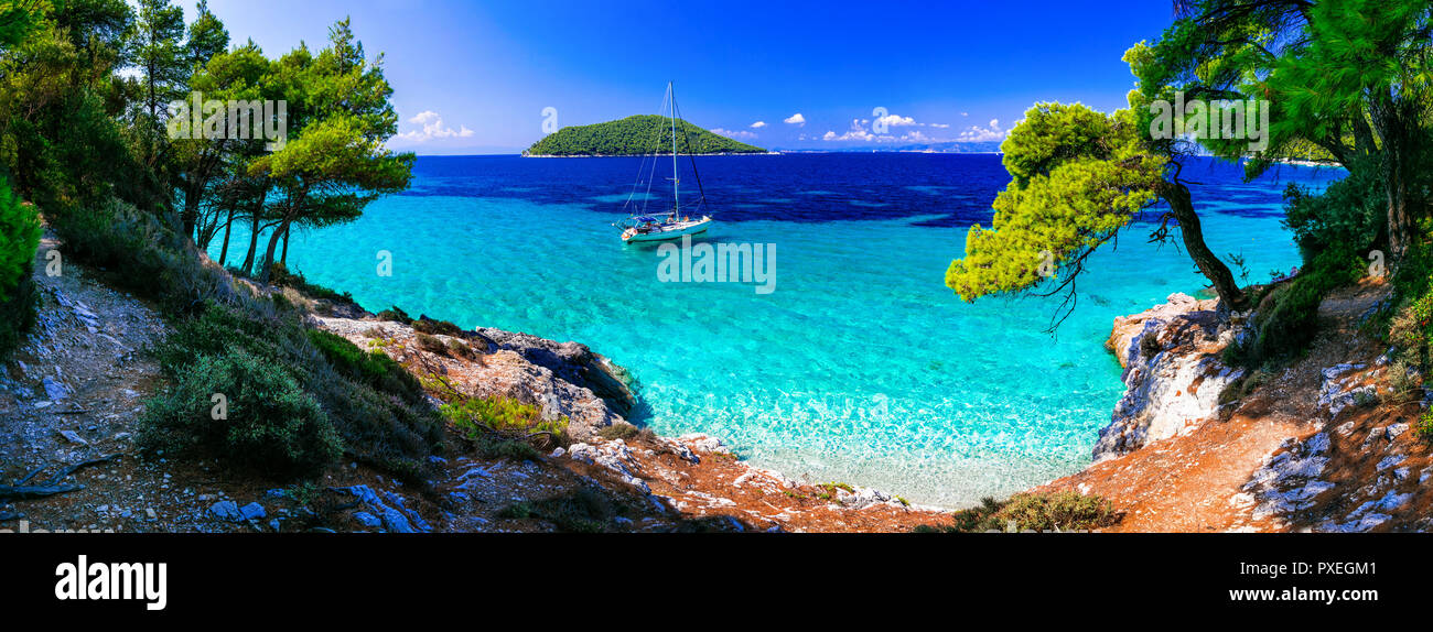 Beautifl spiaggia Kastani ,vista mare azzurro e pini,Sporadi isola,Skopelos Island, Grecia. Foto Stock