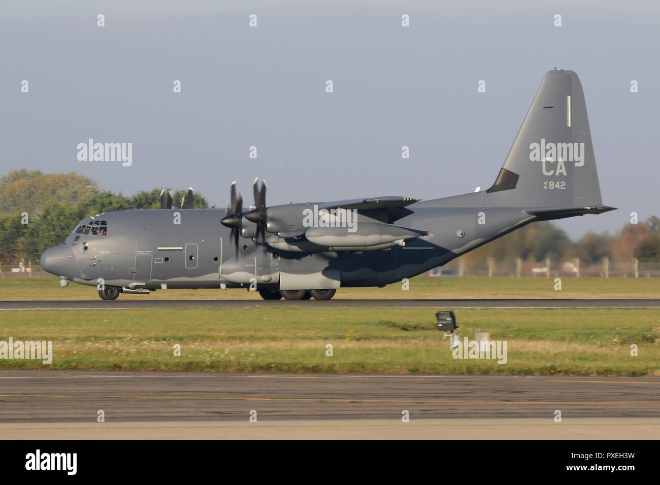 Nuovo HC-130J contro il re II assegnato alla California Air National Guard a RAF Mildenhall nel Suffolk, Regno Unito. Foto Stock