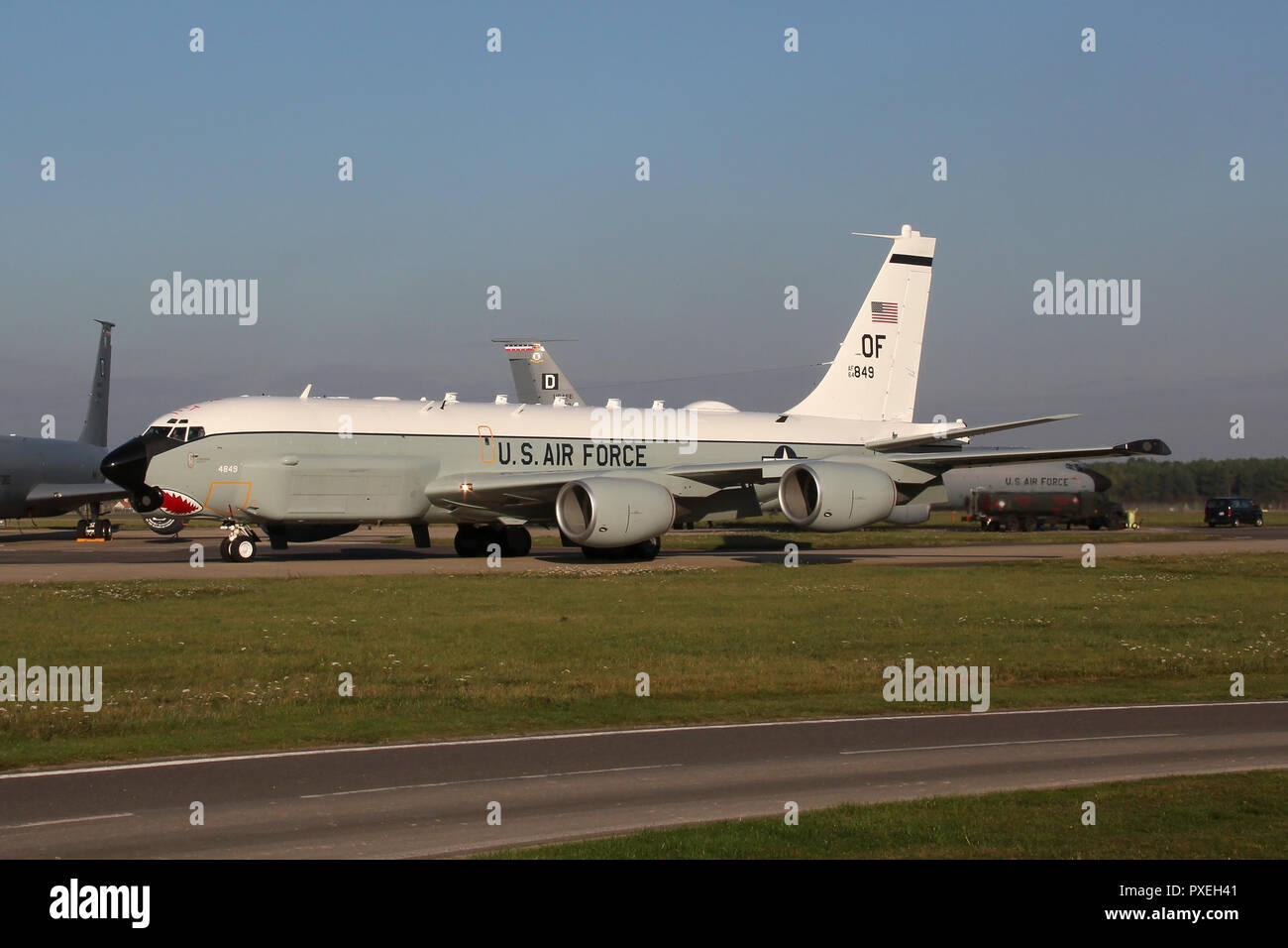 Il USAF RC-135U 'combattimento inviato' rullaggio nel parcheggio a RAF Mildenhall dopo il ritorno da una sortita operativa per il Nord Est e la costa russa. Foto Stock