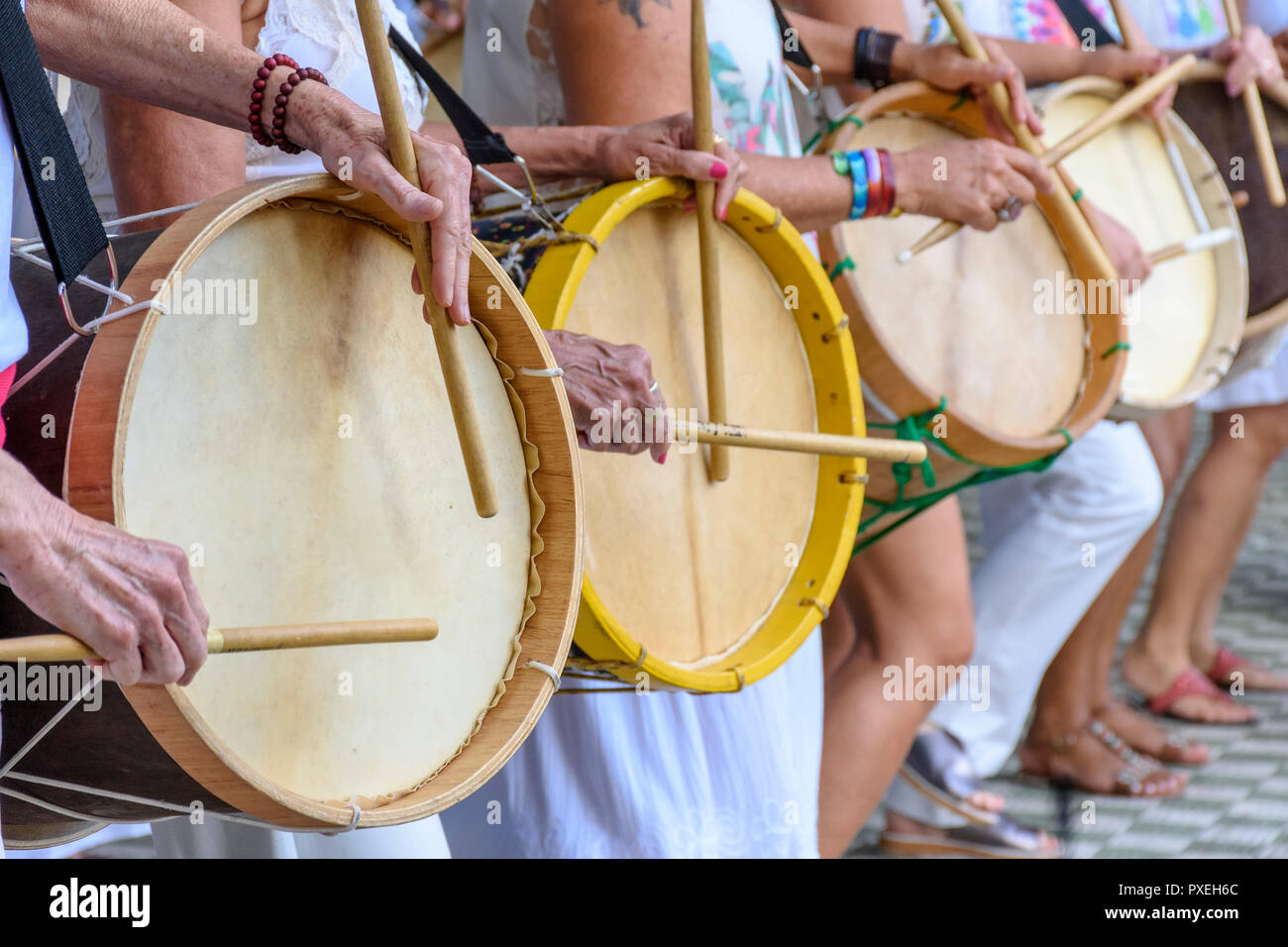 Womans percussionisti suonando la batteria durante il folk prestazioni samba a Belo Horizonte, Minas Gerais Foto Stock