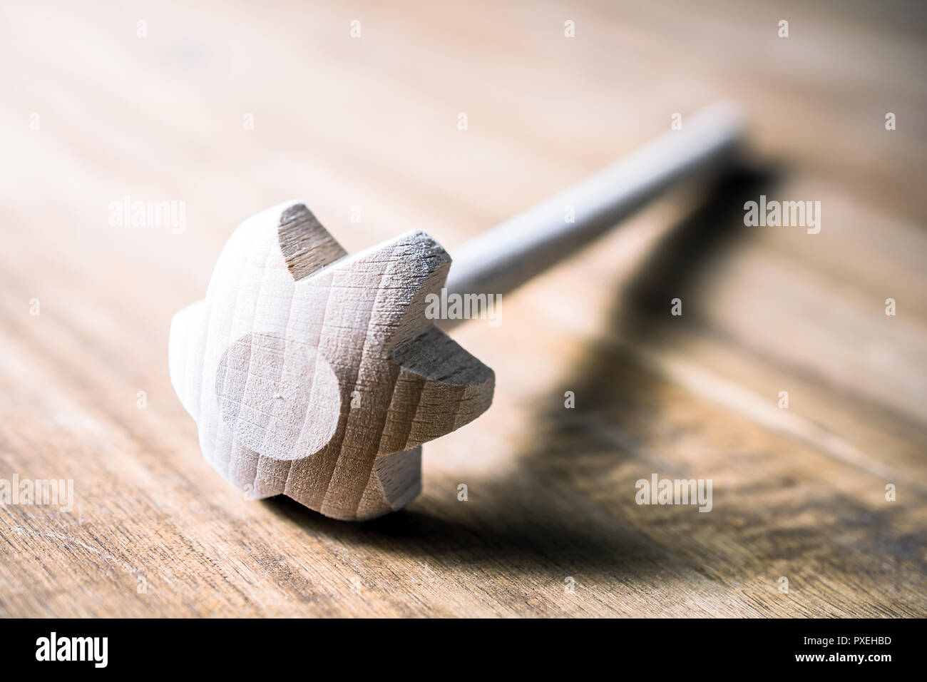 Una frusta in legno sdraiato su un tavolo Foto Stock