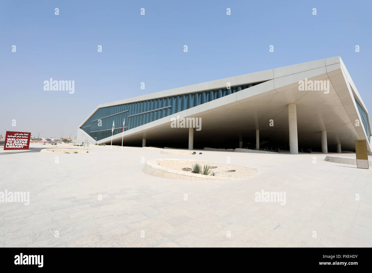 Doha / Qatar - Ottobre 9, 2018: la Biblioteca Nazionale del Qatar, progettato dall architetto olandese Rem Koolhaas, in Qatar capitale Doha Foto Stock
