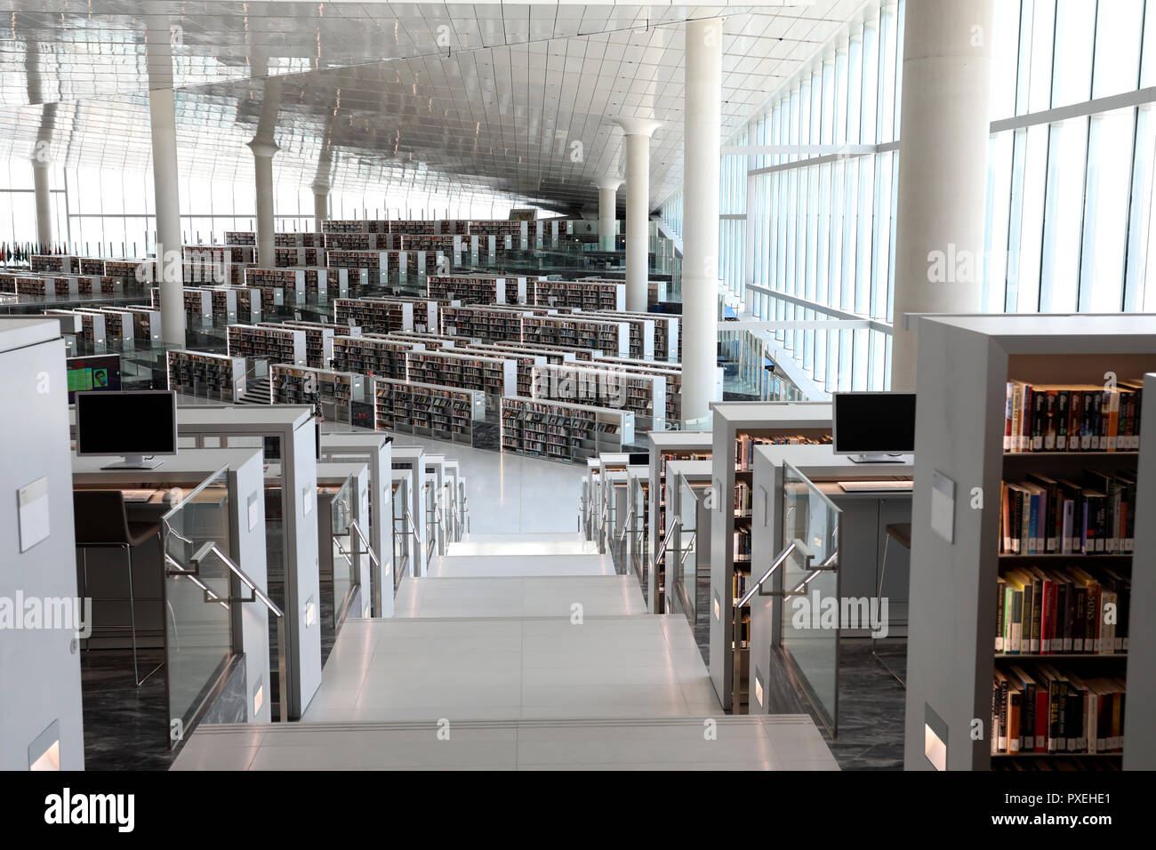 Doha / Qatar - Ottobre 9, 2018: Interno della Biblioteca Nazionale del Qatar, progettato dall architetto olandese Rem Koolhaas, in Qatar capitale Doha Foto Stock