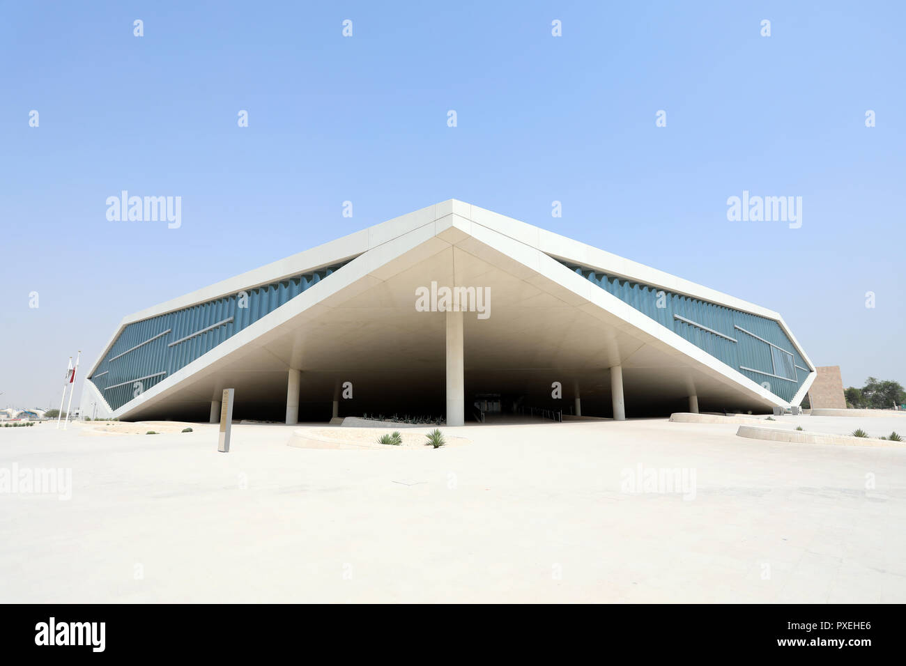Doha / Qatar - Ottobre 9, 2018: la Biblioteca Nazionale del Qatar, progettato dall architetto olandese Rem Koolhaas, in Qatar capitale Doha Foto Stock