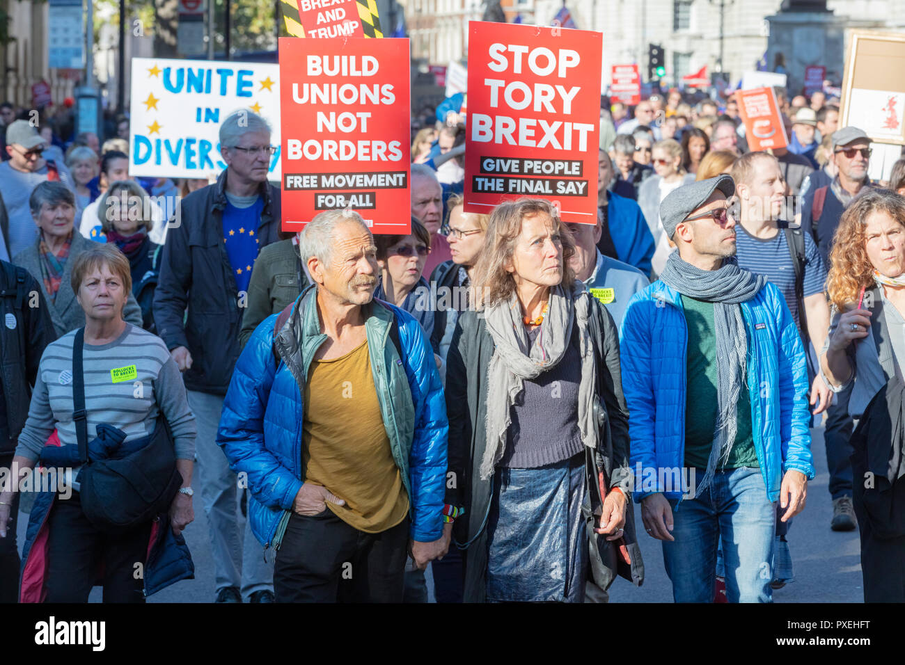 Whitehall, Londra, Inghilterra; xx ottobre 2018; uomo e donna tenere mani come essi marzo per chiedere una votazione dei popoli su Brexit Foto Stock