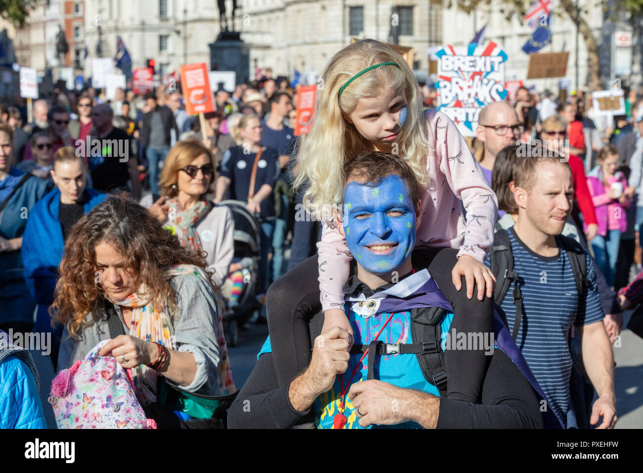 Whitehall, Londra; xx ottobre 2018; l'uomo con il volto dipinto di blu con le stelle gialle e una ragazza sulle spalle di marche di esigere i popoli votare su Brexit Foto Stock