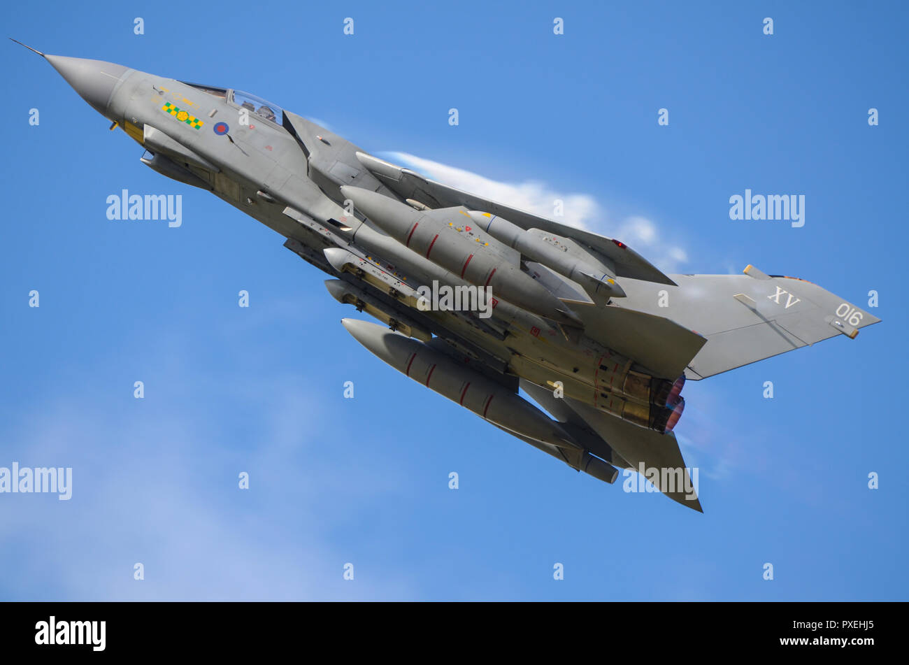 RAF Royal Air Force Panavia Tornado GR4 jet da combattimento aereo bombardiere arrampicata in velocità con la condensazione di vapore formando sopra l'ala. Cielo blu Foto Stock