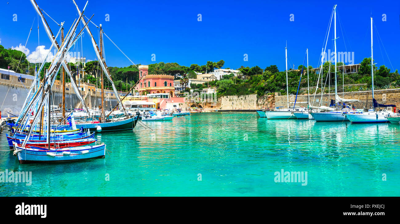 Bella Tricase village,vista con azzurro mare,vecchio castello e barche,Puglia,l'Italia. Foto Stock