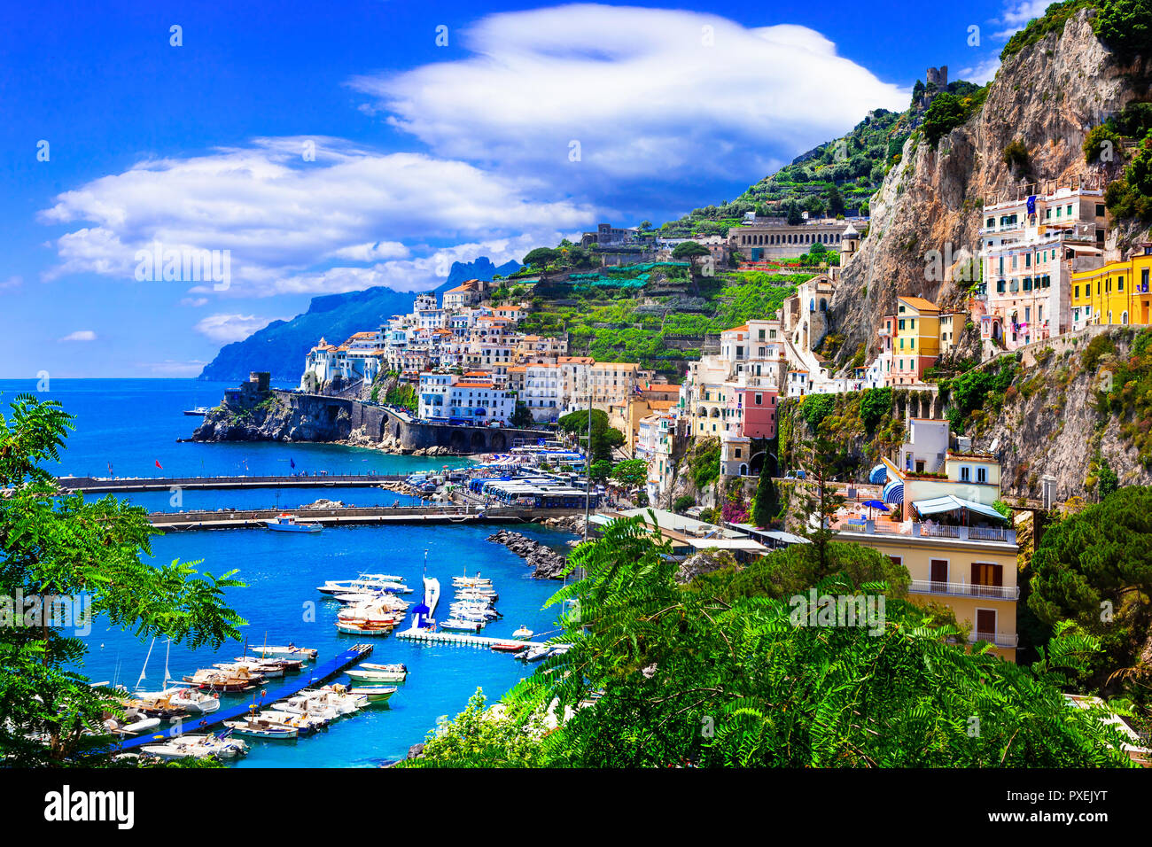 La bellissima Amalfi village,vista panoramica,Campania,l'Italia. Foto Stock