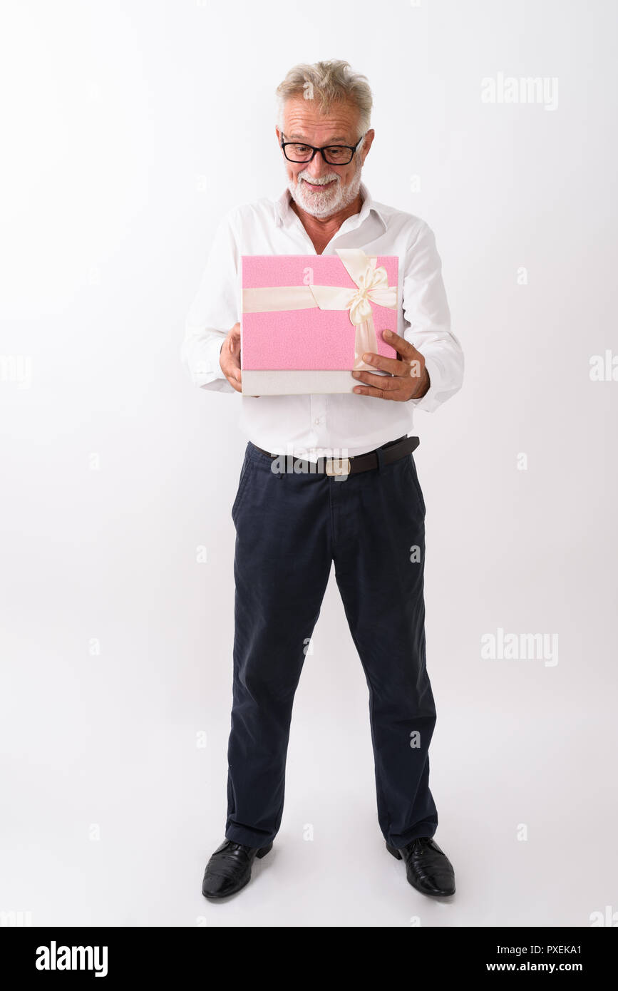 Corpo pieno colpo di felice senior barbuto uomo sorridente e in piedi Foto Stock