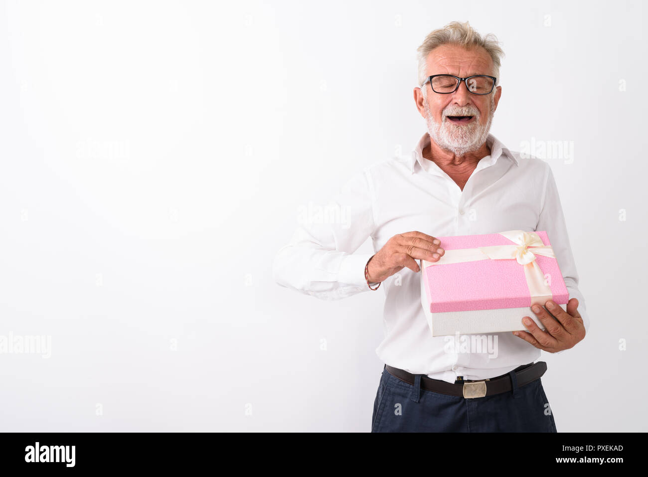 Studio shot di felice senior uomo barbuto sorridere mentre apertura gi Foto Stock