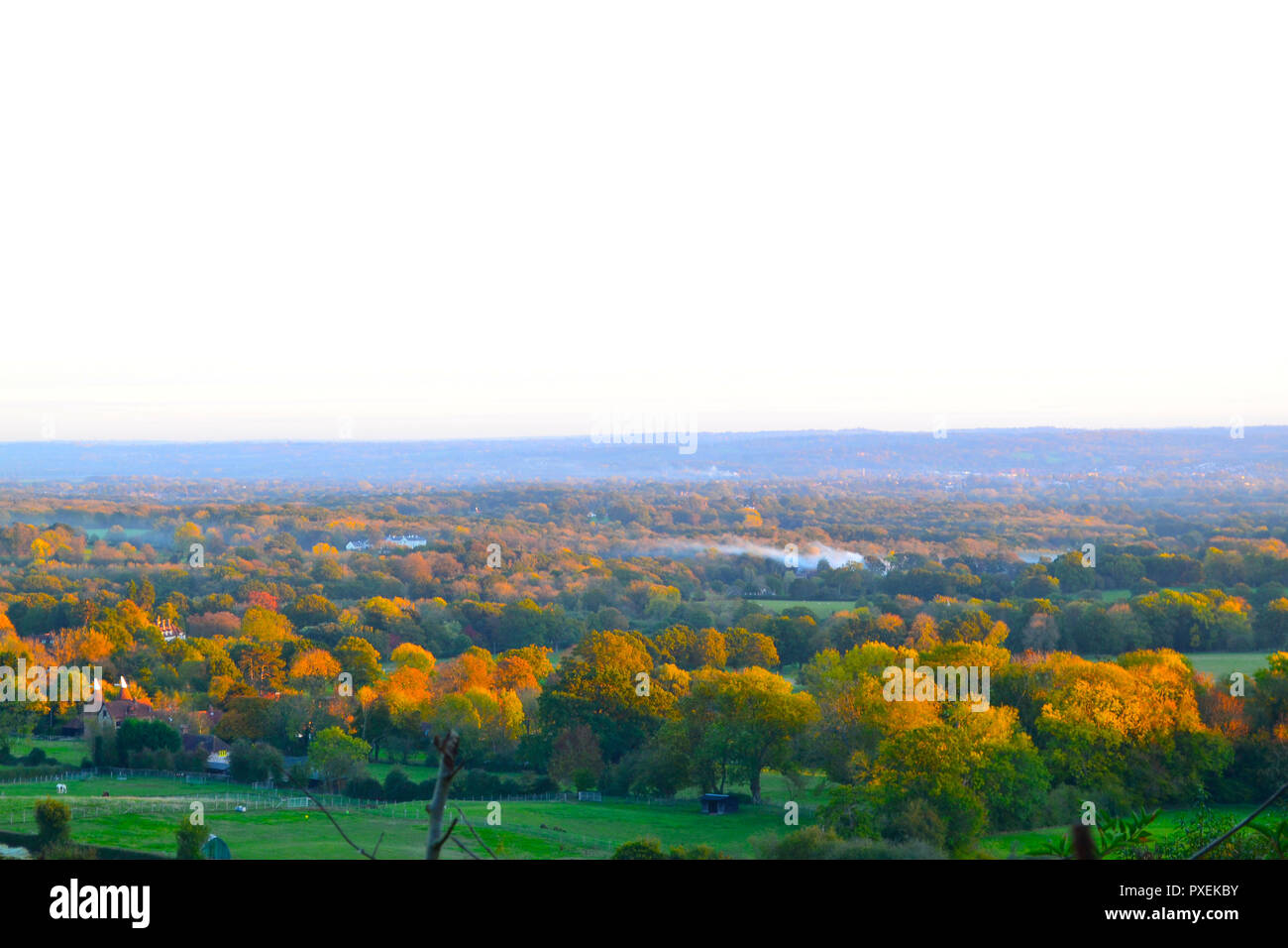 Vista dal libro del Carter Hill, Kent, dalla scarpata Greensand guardando sopra Underriver alla Kent Weald, Ottobre, Autunno 2018, crepuscolo. Foto Stock