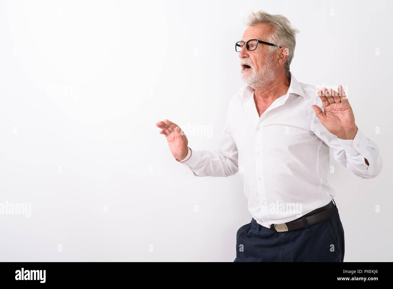 Studio shot di bello senior uomo barbuto cercando sorpreso wit Foto Stock