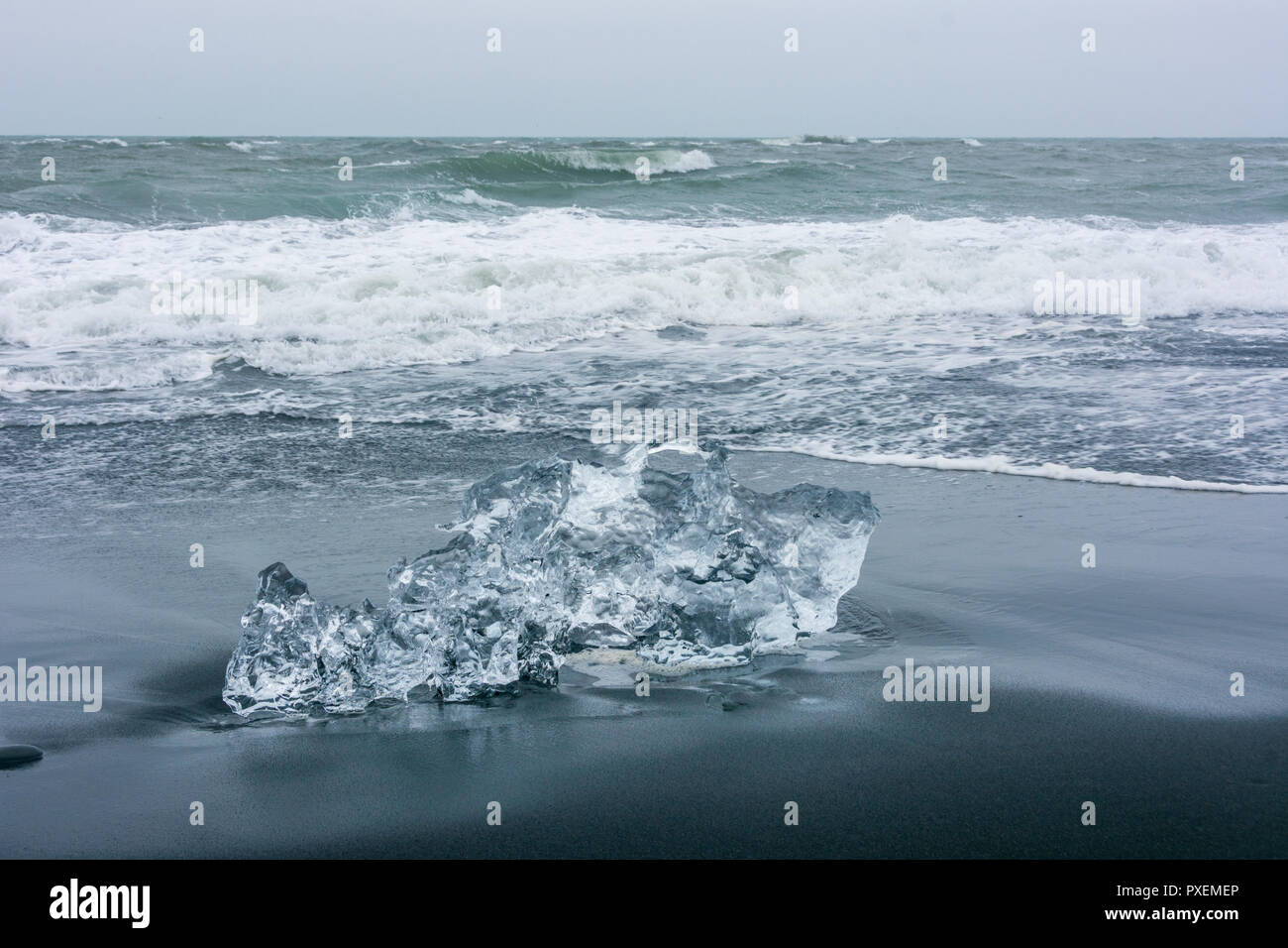 Spiaggia di diamante nel sud dell'Islanda, dove il ghiaccio che scorre verso il mare da Jokulsarlon Glaciar laguna è lavato torna alla spiaggia e contrasta splendidamente w Foto Stock