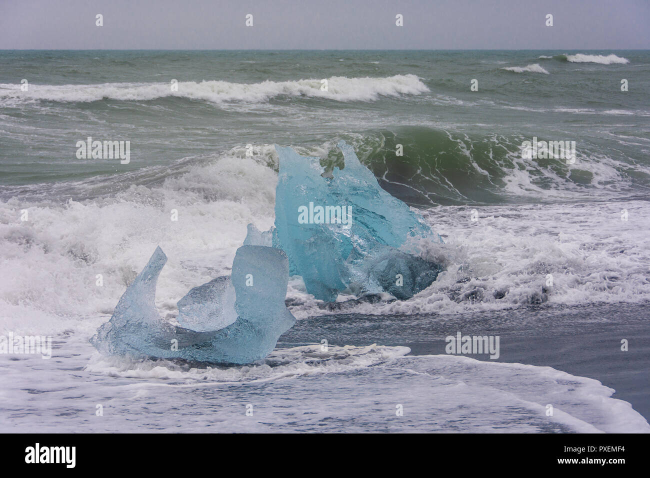 Spiaggia di diamante nel sud dell'Islanda, dove il ghiaccio che scorre verso il mare da Jokulsarlon Glaciar laguna è lavato torna alla spiaggia e contrasta splendidamente w Foto Stock