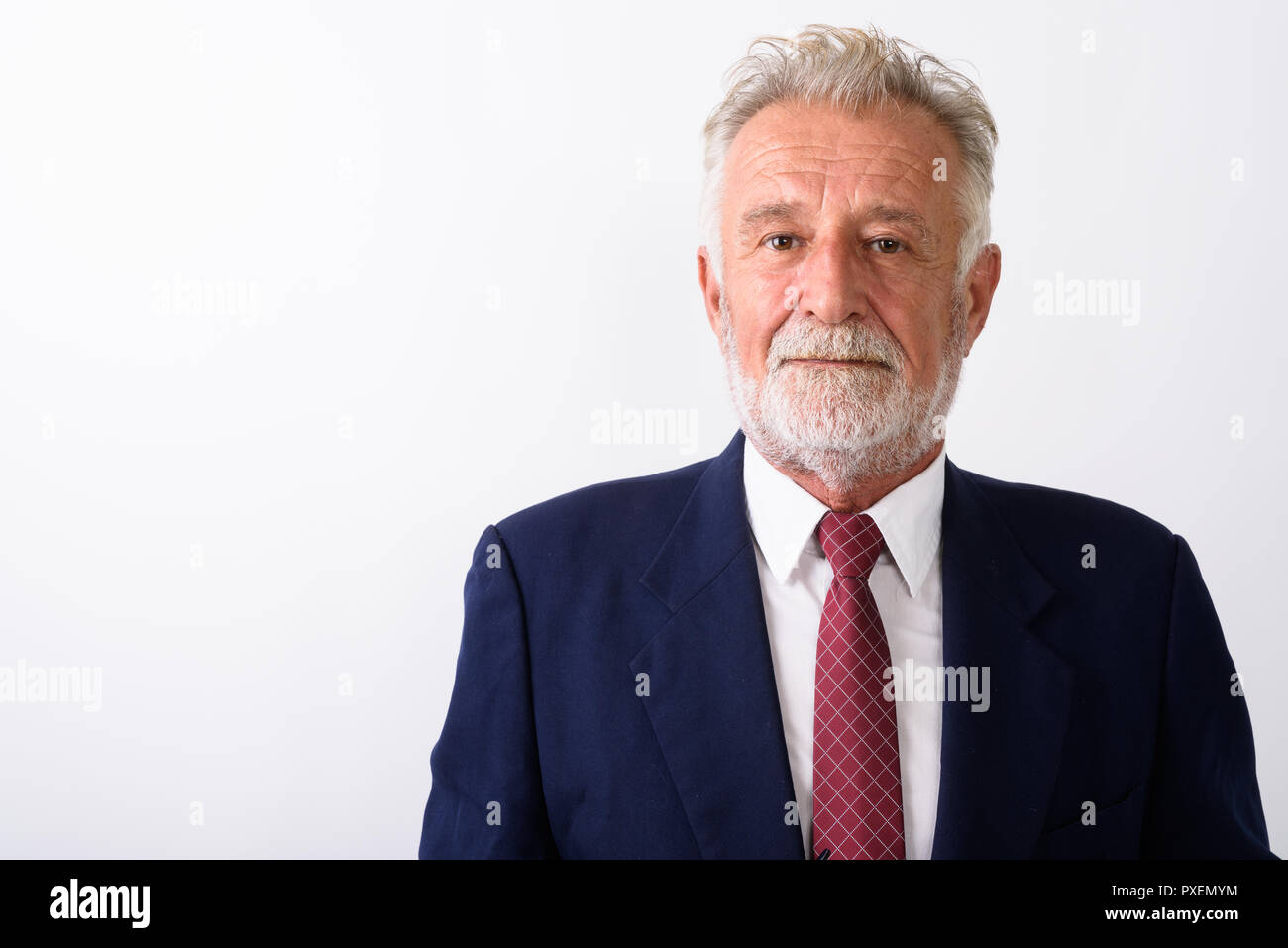 Close up bello senior imprenditore barbuto contro white ba Foto Stock