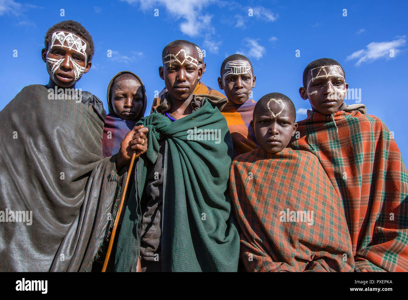 I ragazzi masai al cratere di Ngorongoro in Tanzania Foto Stock