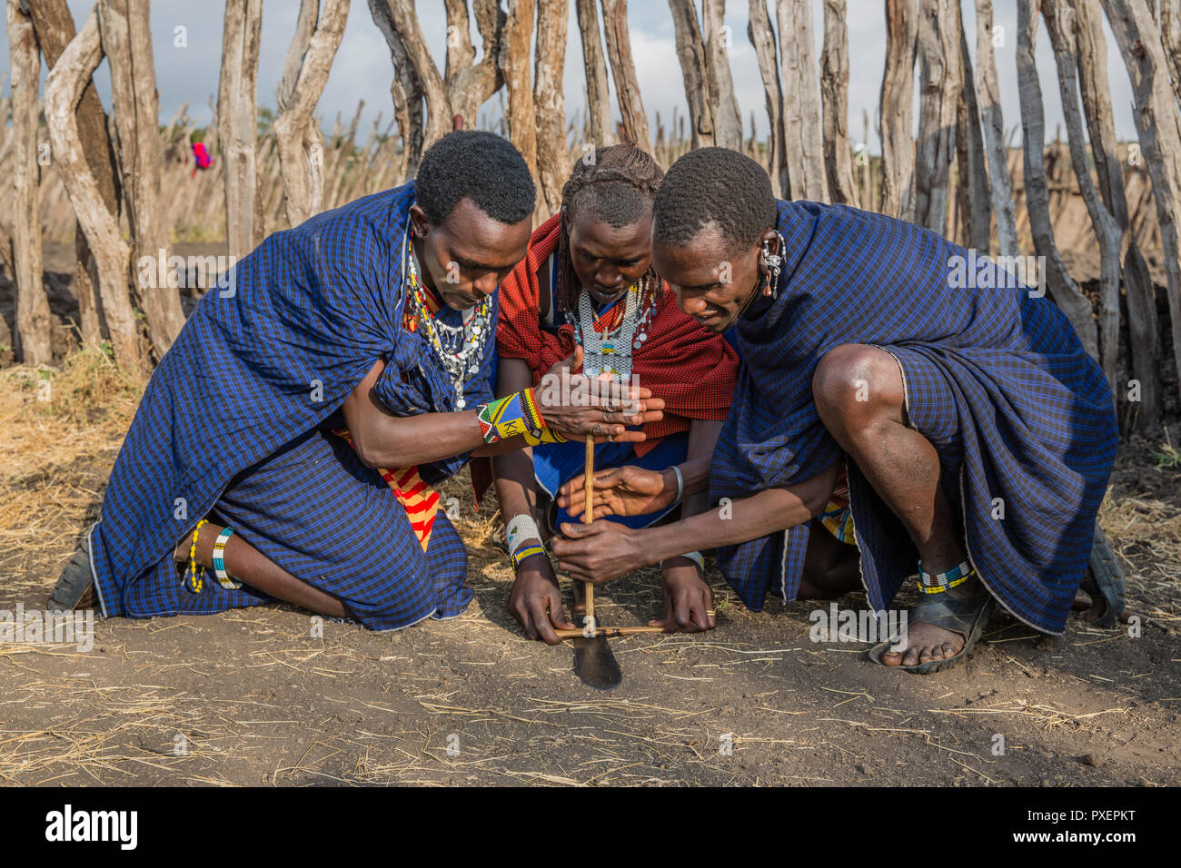 Maasai il fuoco che fa al cratere di Ngorongoro in Tanzania Foto Stock